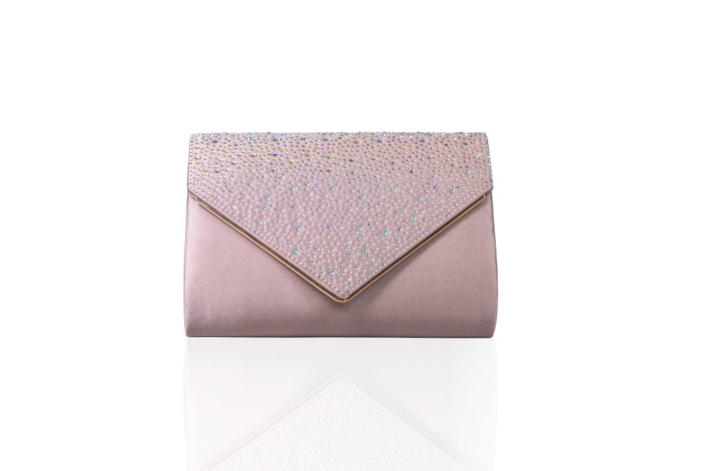 Anya er super glitrende og perfekt for fest! Legg til et element av glitter til kveldslooken din med denne vakre clutchen i konvoluttstil, og med en avtakbar stropp i metallisk kjede kan du også forvandle denne vesken til en håndfri versjon.