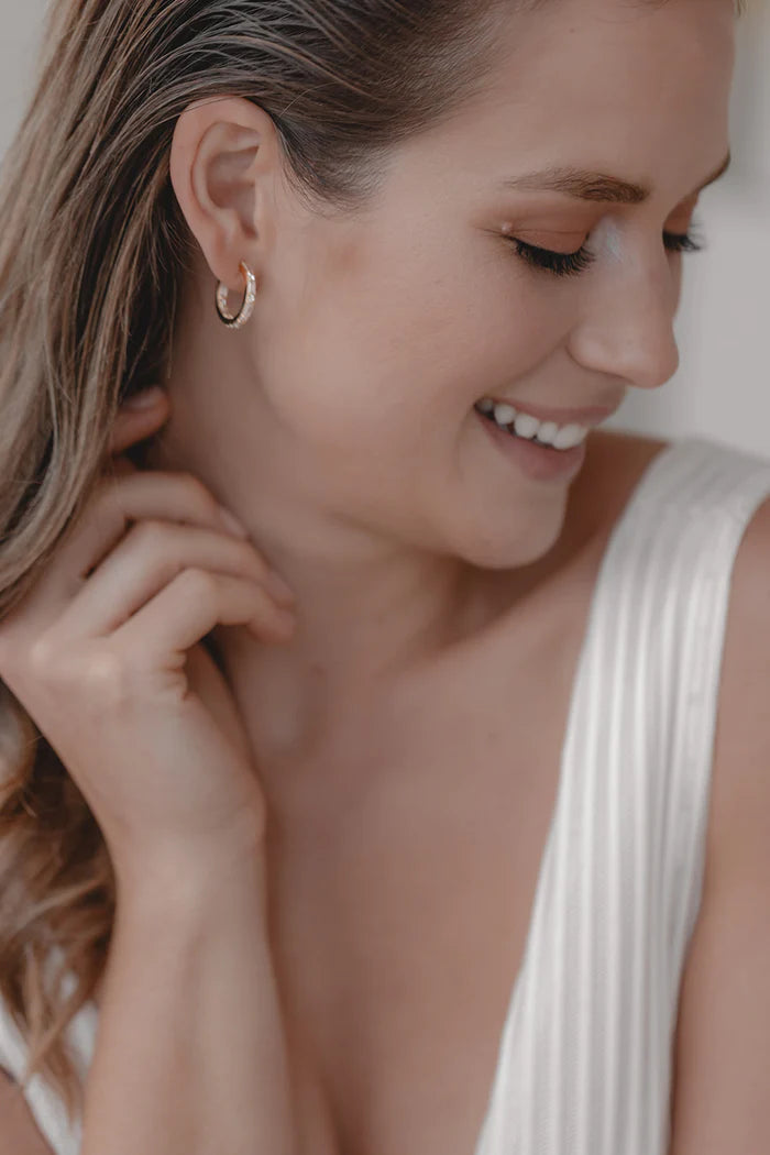 Runde og rektangulære krystaller gir disse kreolene et tidløst elegant utseende, noe som gjør dem til en favoritt for festlige og hverdagslige anledninger. Som bryllupssmykker er dette paret perfekt for enhver brud som leter etter et klassisk øresmykkedesign med en moderne vri.