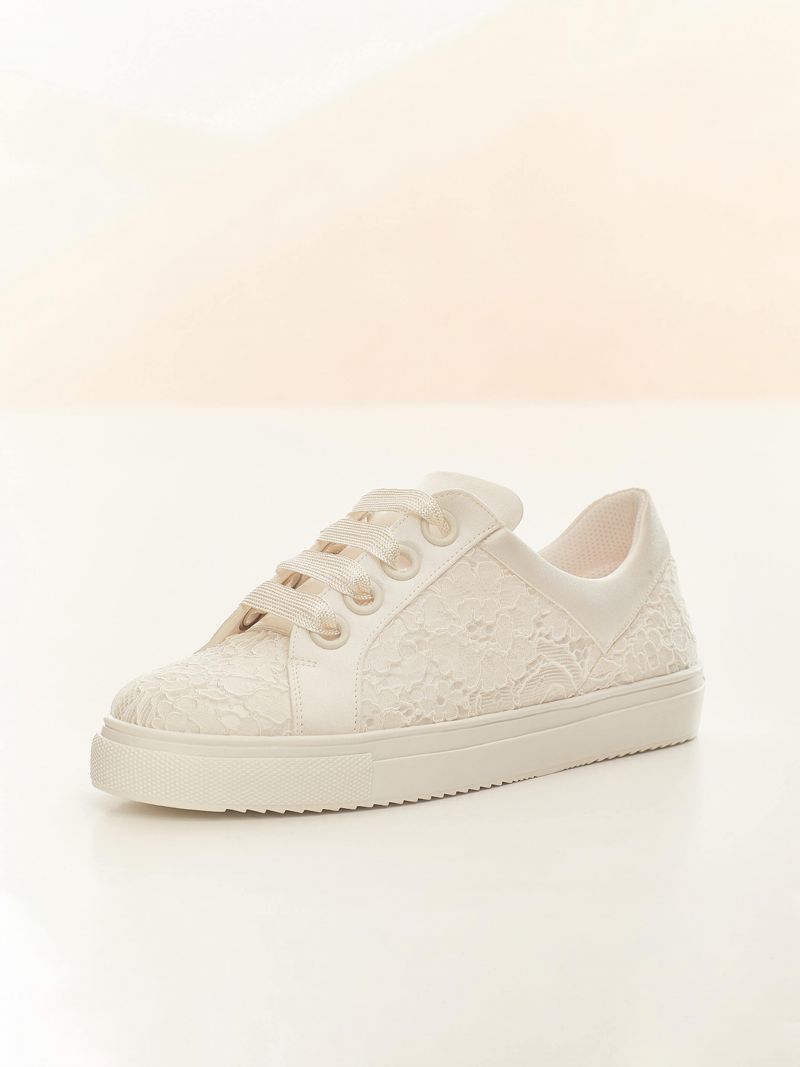 Zoey er ren moro. Denne brudesneakeren er laget av sateng og dekket med blonder. Den rette skoen for lange festkvelder. Skoene har et mykt skumfôr og tilbyr maksimal komfort. Skoene er mulig å bestille i andre størrelser. Ta gjerne kontakt!