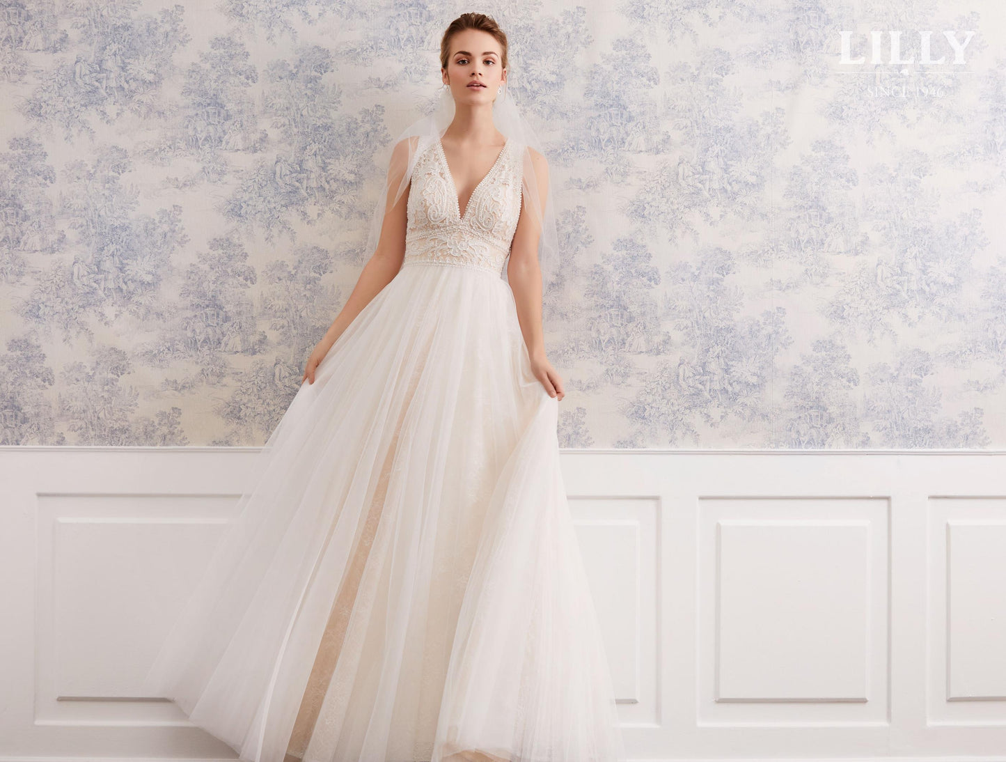 En nydelig kjole fra danske Lilly. Veldig god passform og i en vakker farge ivory med nude undertoner. Mykt og fint tyllskjørt med et lag blonde som skinner igjennom.