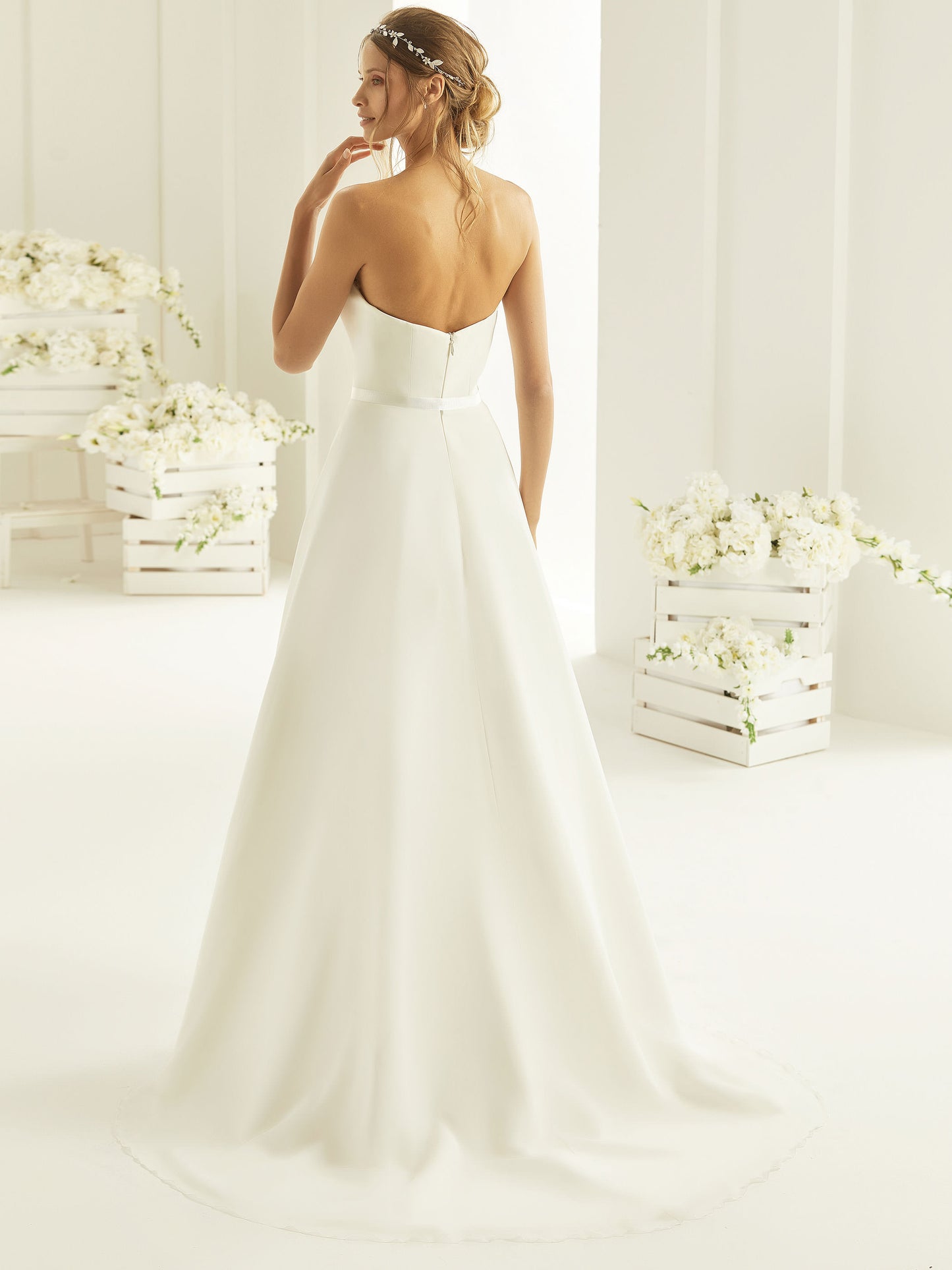 En klassisk brudekjole i chiffong med sweetheart- topp og A-linet skjørt.