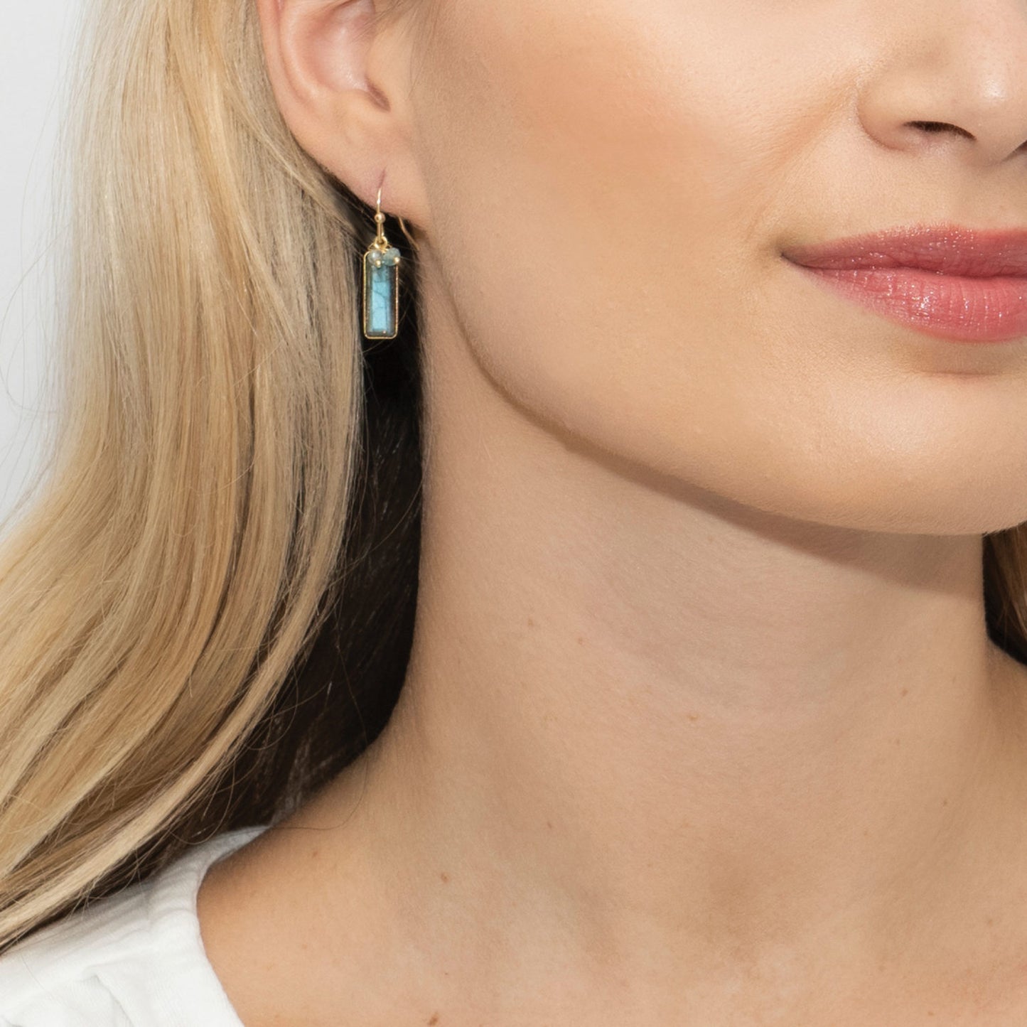 Boho-inpirerte øredobber i strandstil. Med labradoritt semi-edelstein med en kutt for å få frem den naturlige skjønnheten og tonen til steinen.