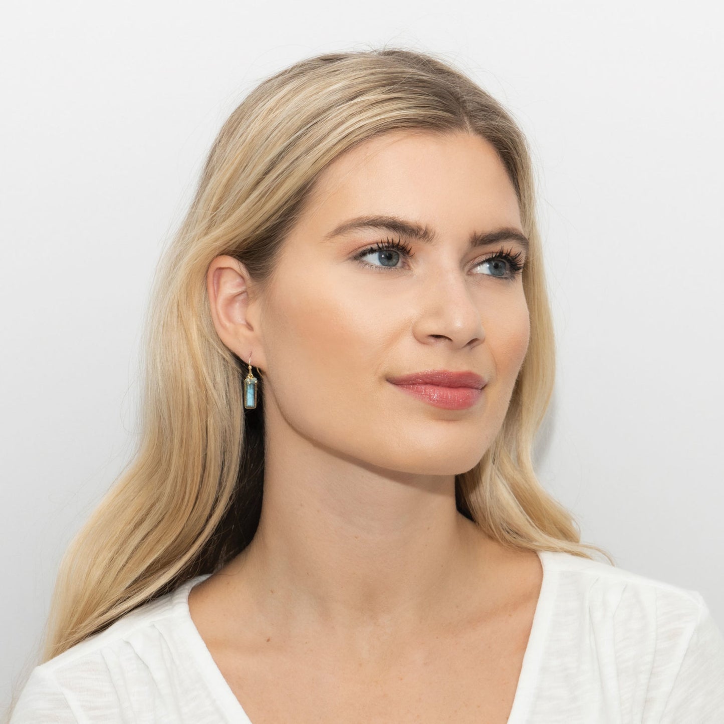 Boho-inpirerte øredobber i strandstil. Med labradoritt semi-edelstein med en kutt for å få frem den naturlige skjønnheten og tonen til steinen.