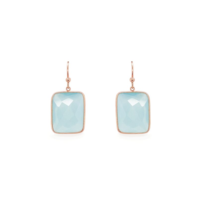 Enkle og stilige øredobber med firkantet dråpedesign som gir et vakkert og sofistikert utseende. Med Aqua Chalcedony halvedelstener fasettkuttet og polert for å få frem den naturlige skjønnheten og tonen til steinen.