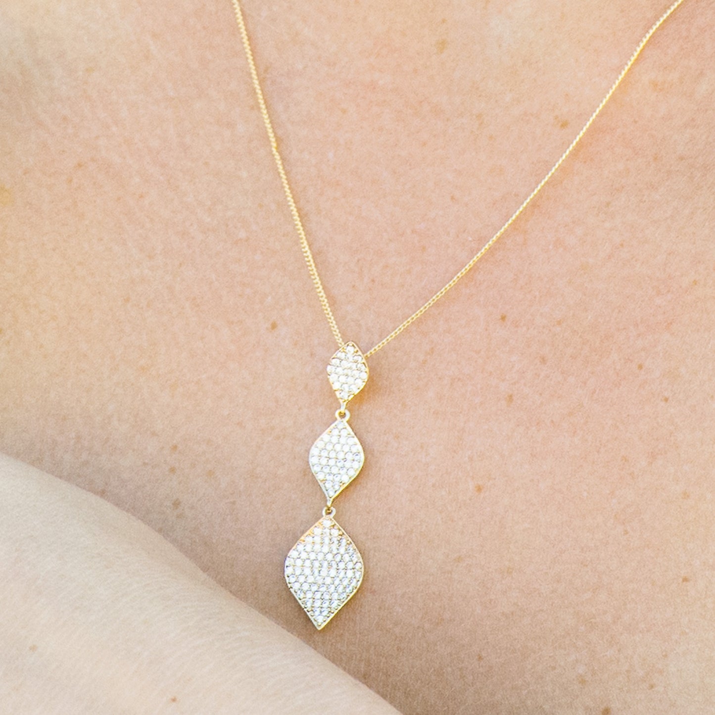 Øredobber og halssmykke "Rochelle" sett - Gold