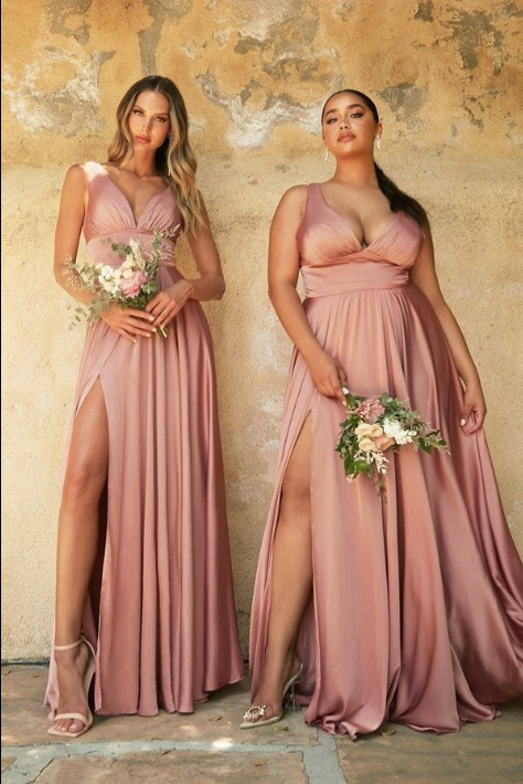En elegant og vakker kjole i sateng med splitt i et a-formet skjørt. En fin markering av midjen og en v-formet topp og rygg. I fargen Rose Gold.