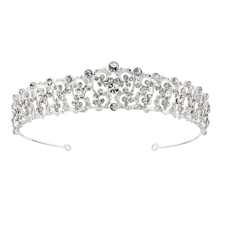 Klassisk og vakker tiara i sølv med glitrende krystaller. Tiaraen har en høyde på ca. 2,5cm. Sitter godt på hodet og gir en elegant detalj til brudeantrekket ditt.