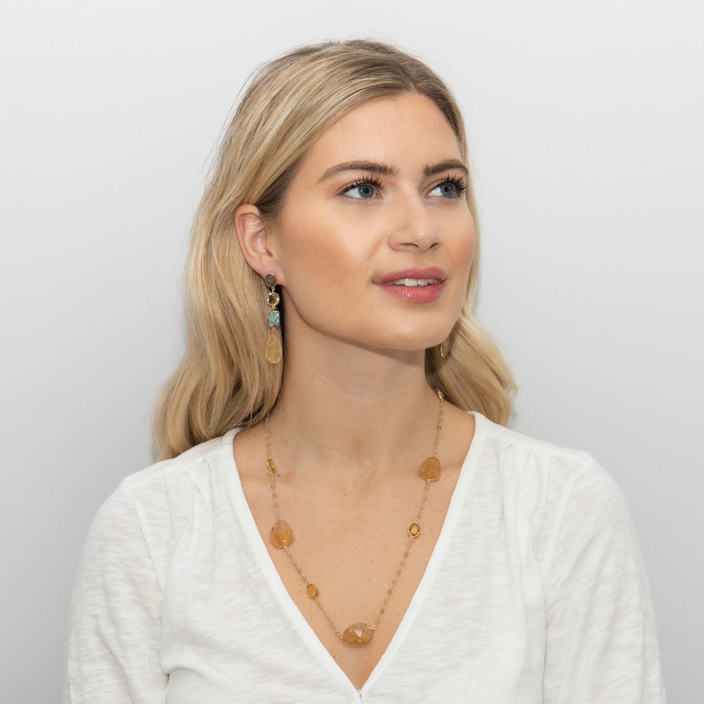 Fantastisk statement-kjede som virkelig skiller seg ut for mengden. Med grovt slipt gul kvarts (stor) og fasettert Citrine (liten) halvedelstein fasettkuttet, for å få frem den naturlige skjønnheten og tonen til steinen.