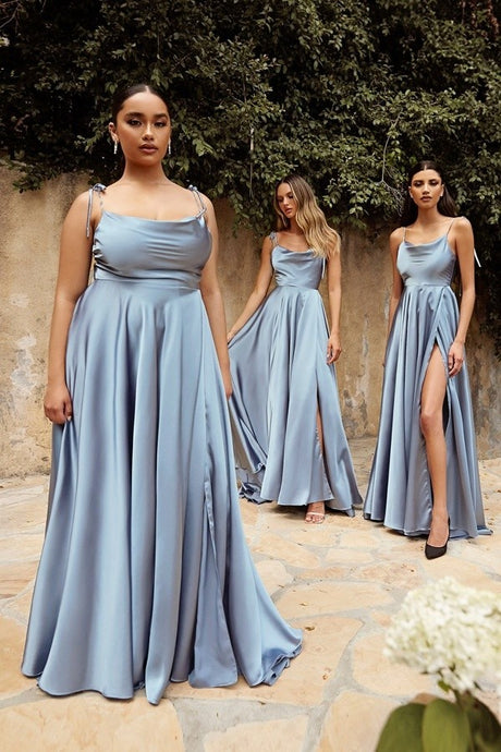 Nydelig kjole i den vakre Dusty Blue-fargen. Kjolen har knyting på skuldrene for enkel justering, er i et glatt og glansfull sateng med god vidde i skjørtet i en klassisk a-fasong.