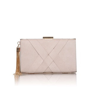 Oppbevar alt du trenger i vår Ansie-clutch. Laget i ultra semsket skinn med en stoffdetalj på kryss og tvers, kjedekvast og metallisk ramme. Perfekt for å legge til en uttalt aksent til utseendet ditt. Valgfri kjedestropp inkludert for håndfri bruk.