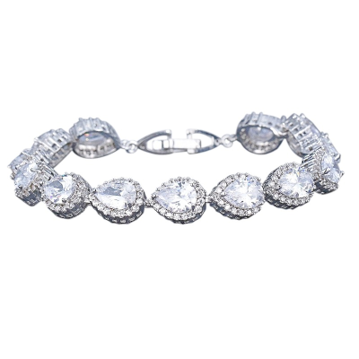 Armbånd i sølv, som er smykket med klare zirconia-krystaller. Krystallene er dråpeformet, og ligger på rad rundt hele. 
