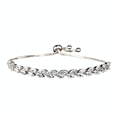 Armbånd i sølv, med stener formet som en krans med blader på en lenke. Lenken er justerbar med en kule, som gjør den veldig fleksibel i størrelsen rundt håndleddet. 