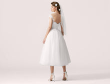 Last inn bildet i Galleri-visningsprogrammet, En søt kort brudekjole med tyllskjørt og snøring i ryggen.