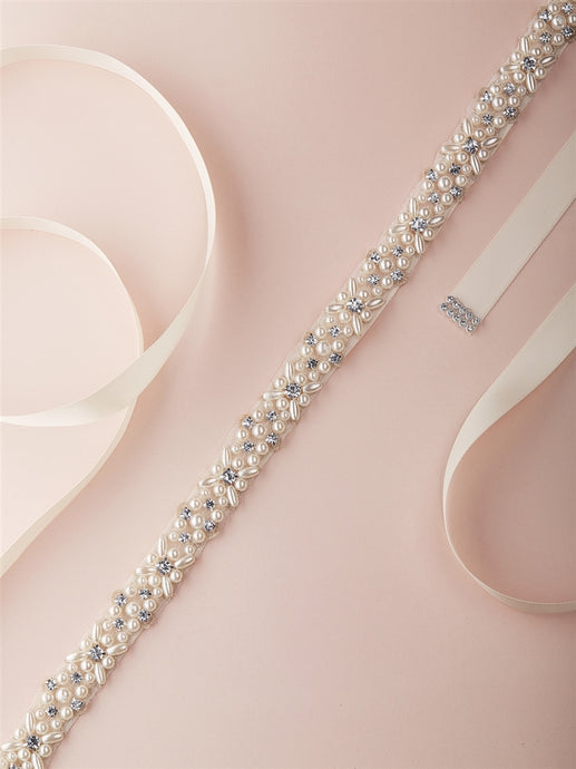 Brudebelte med perler og krystaller. Perfekt tilbehør om man ønsker litt med «bling» på brudekjolen sin. 