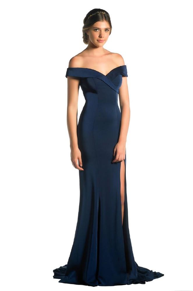 Elegant kjole i jersey i fargen marineblått! Kjolen har en off-shoulder topp og har splitt langs den ene siden. En perfekt kjole til ball og bryllup!