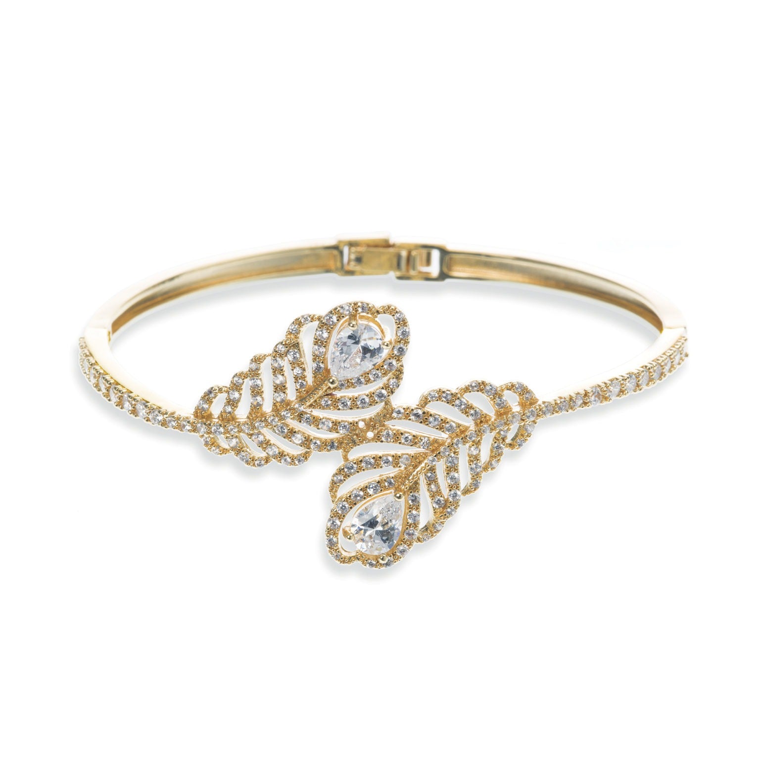 En fabelaktig påfuglfjærdesign inspirert av smykker fra 1920-tallet. Dette fantastiske og populære armbåndet er perfekt for å matche med moderne, bohemske brudekjoler så vel som flytende greske stiler eller kjoler med et klassisk utseende.