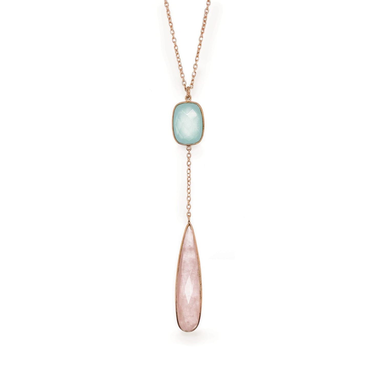 Enkelt og stilig halskjede med lange dråper som gir et vakkert og sofistikert utseende. Med rosekvarts (lang dråpe ved bunnen) og Aqua Chalcedony (øvre stein) halvedelstener fasettkuttet og polert for å få frem den naturlige skjønnheten og tonen til steinen.