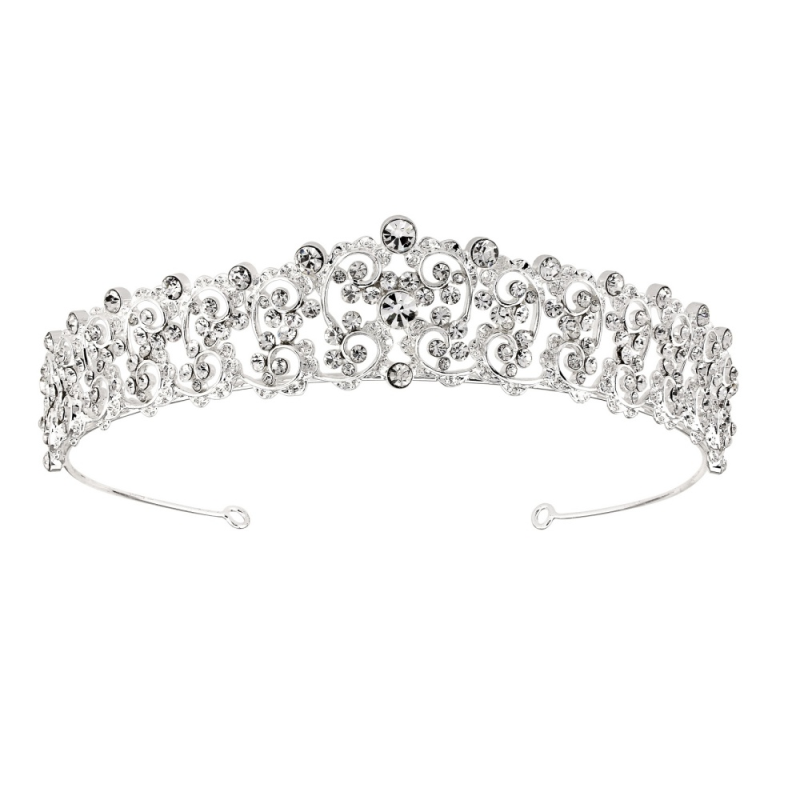 Klassisk og vakker tiara i sølv med glitrende krystaller. Tiaraen har en høyde på ca. 2,5cm. Sitter godt på hodet og gir en elegant detalj til brudeantrekket ditt. 