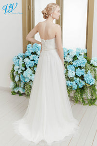 En nydelig og romantisk brudekjole med hjertetopp og blonder. Et glitrende belte markerer midjen. Her vises ryggen 
