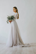 Last inn bildet i Galleri-visningsprogrammet, En vakker brudekjole med topp i blonde, og et mykt skjørt i tyll! 