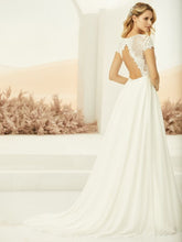 Last inn bildet i Galleri-visningsprogrammet, Brudekjolen Drina er en elegant kjole med v-hals med en åpen blonde rygg. 