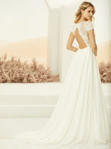 Brudekjolen Drina er en elegant kjole med v-hals med en åpen blonde rygg. 
