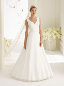 Klassisk og lett brudekjole fra Bianco Evento. Denne A-fasong kjolen vil smigre enhver brud. Kjolen er i nydelig chiffon og har et luftig skjørt i A-fasong. Rygg og front i en V-fasong.  