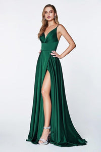 Nydelig selskapskjole i sateng i fargen "Emerald Green". Kjolen har v- hals, langt skjørt med splitt i front og et kort slep. Denne kjolen må prøves på og kommer i ulike farger!