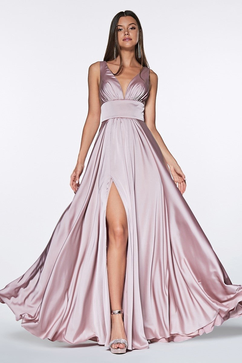 En elegant og vakker kjole i sateng med splitt i et a-formet skjørt. En fin markering av midjen og en v-formet topp og rygg. I fargen Mauve. 